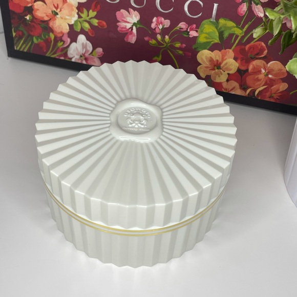 Giorgio Beverly Hills | Perfumed Dusting Powder - Picture 3 of 5